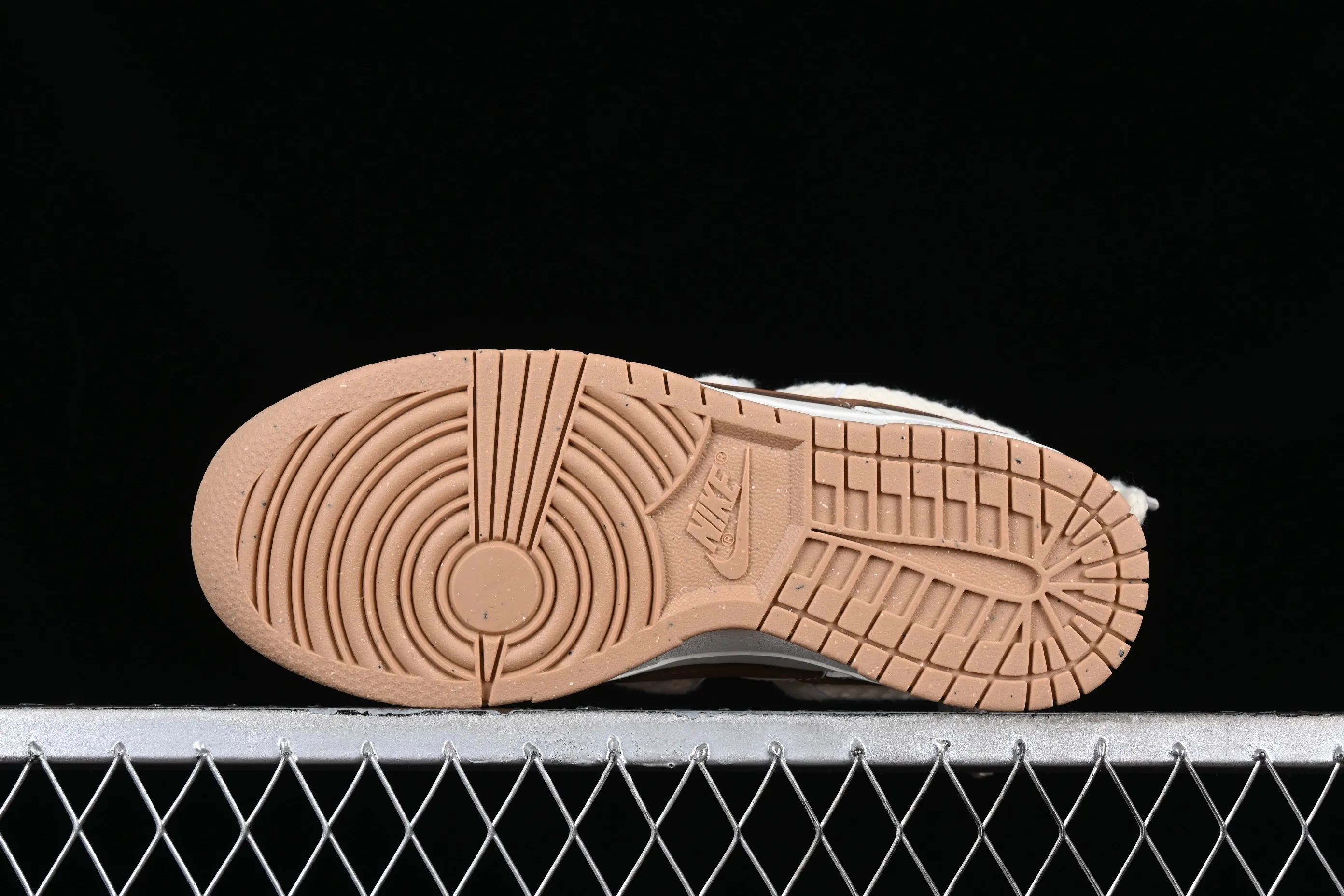All Categories Nk SB Dunk Series Nk SB Dunk Low Low-top sneakers Nk Dunk Low Troublemaker Doll Soybean Milk Bear Maillard Simple and versatile SB strap low-top casual sneakers DD1873-200